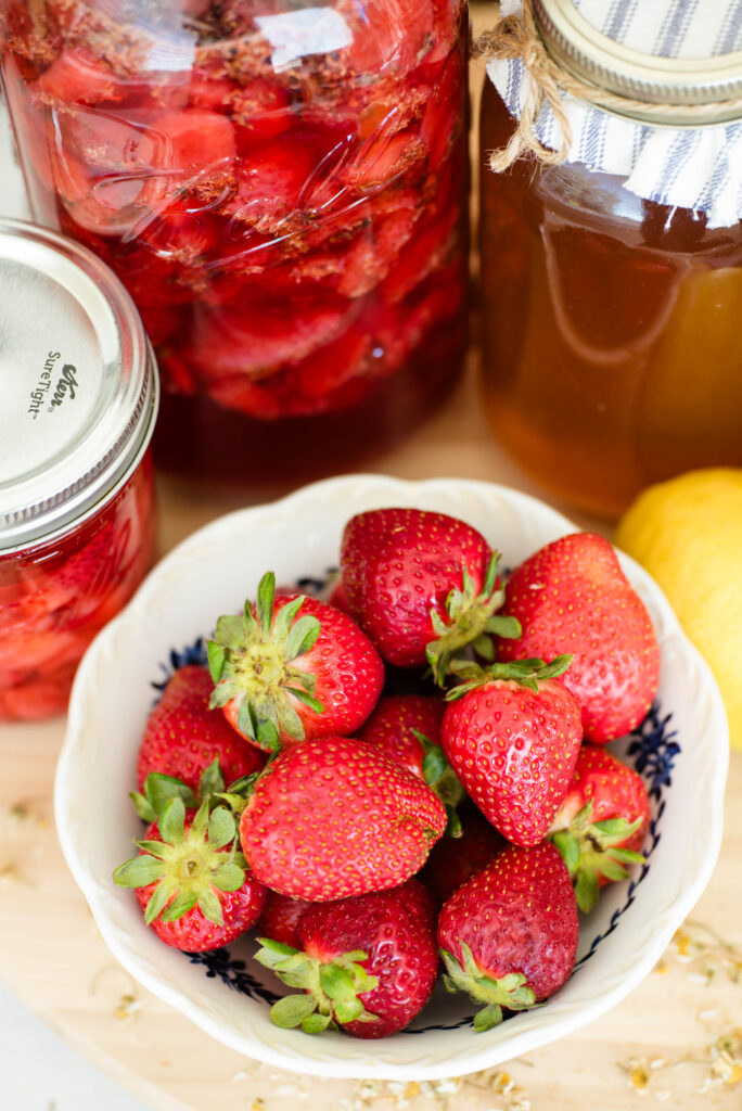 Fresh berries for fermented strawberries with honey