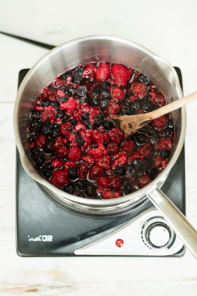 Filling for mixed berry pie with honey